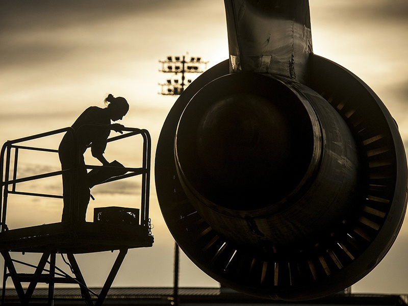 The Difference Between Aircraft Mechanics and Avionics Technicians